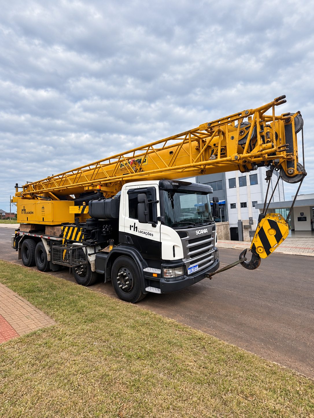 Guindaste Luna GT 60/42 da rh Locações sobre caminhão Scania