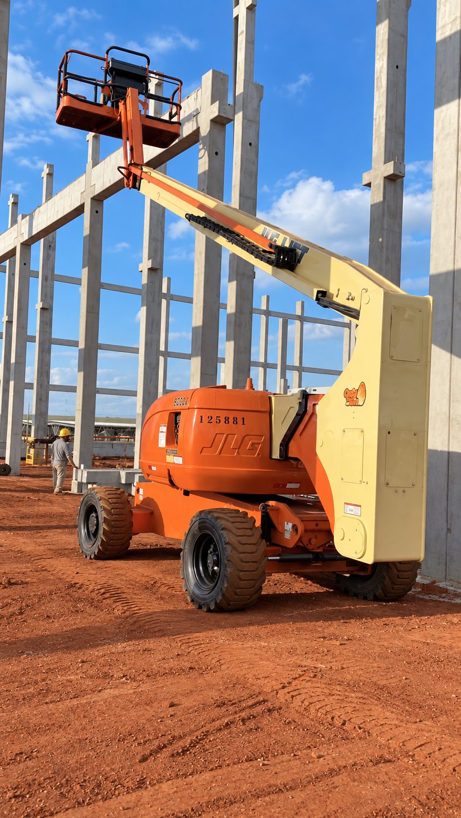 JLG 800AJ da rh Locações com operador na cesta, em obra de estrutura pré-moldada